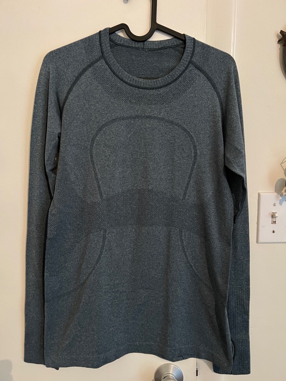 Lululemon Swiftly Tech LS Crew Original 1.0 Knit Size 8 Slate / White EUC